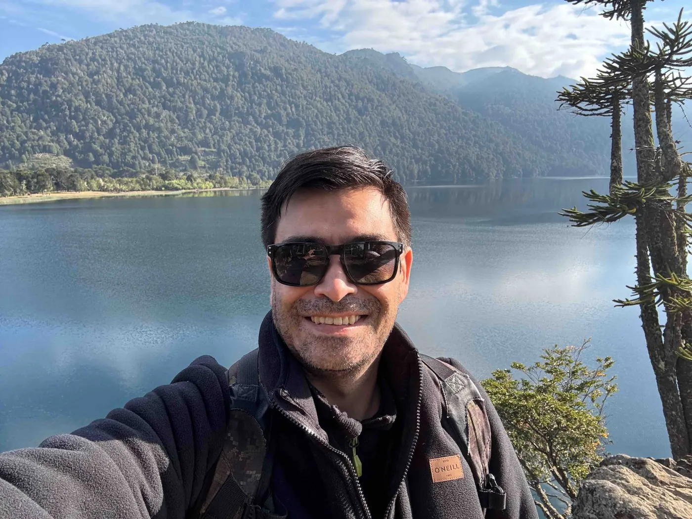 Antonio Mondaca, CEO de MTurismo, frente a un lago de la Araucanía